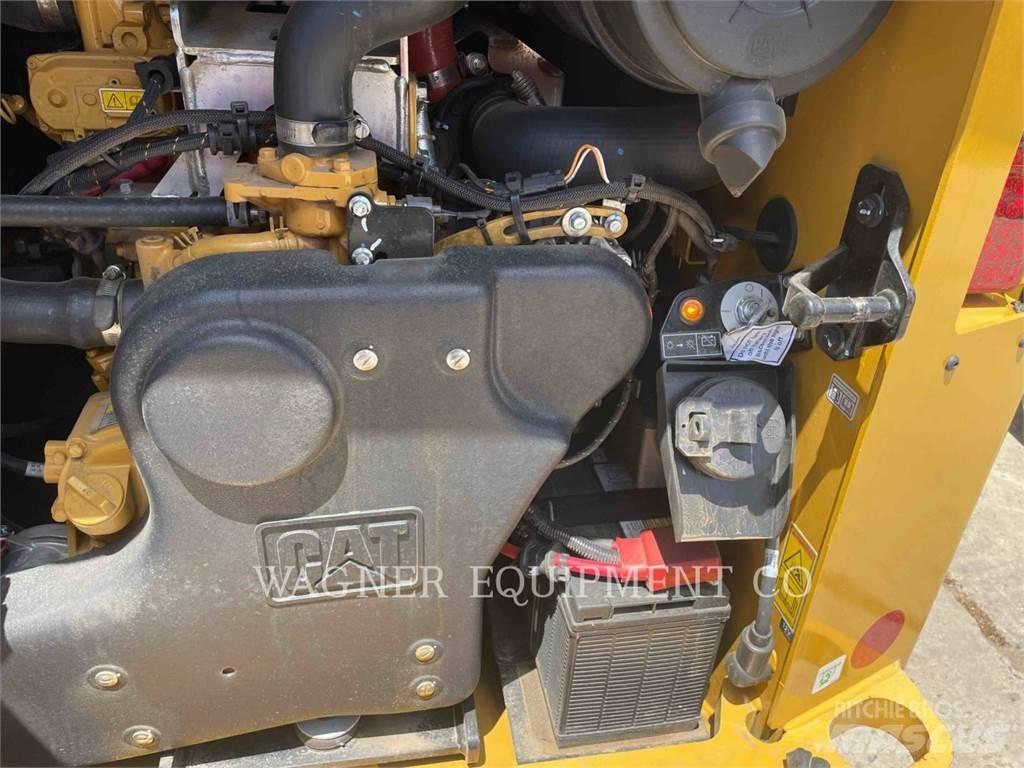 CAT 272D3 滑移装载机