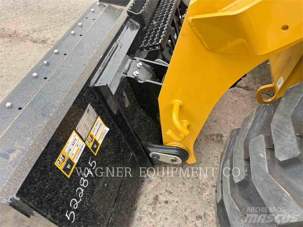 CAT 272D3 滑移装载机