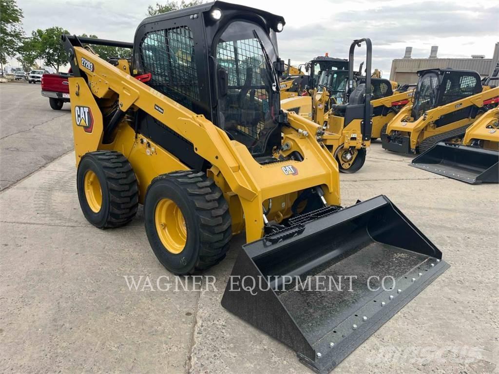 CAT 272D3 滑移装载机