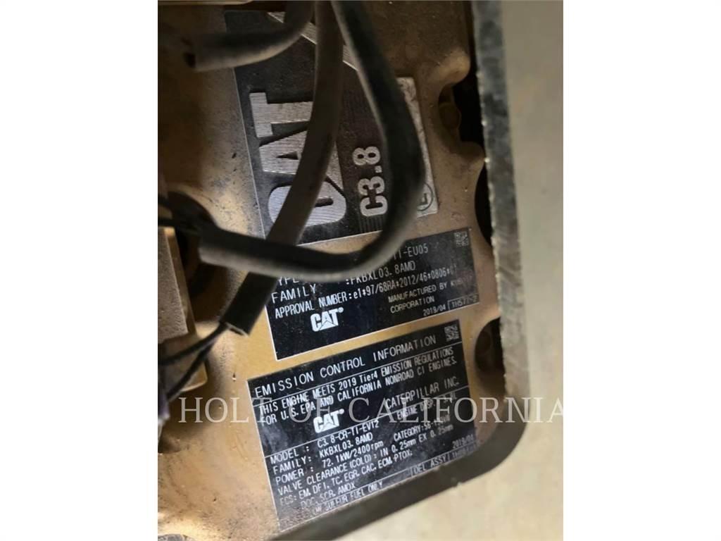 CAT 272D3 滑移装载机