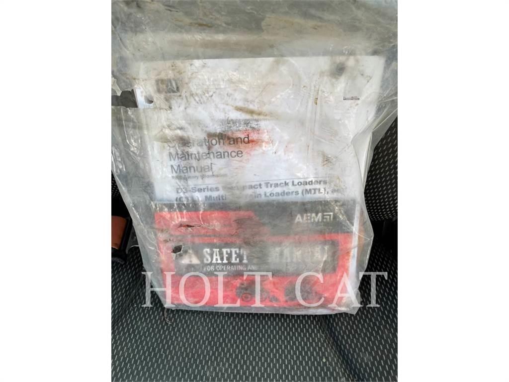 CAT 272D3 滑移装载机