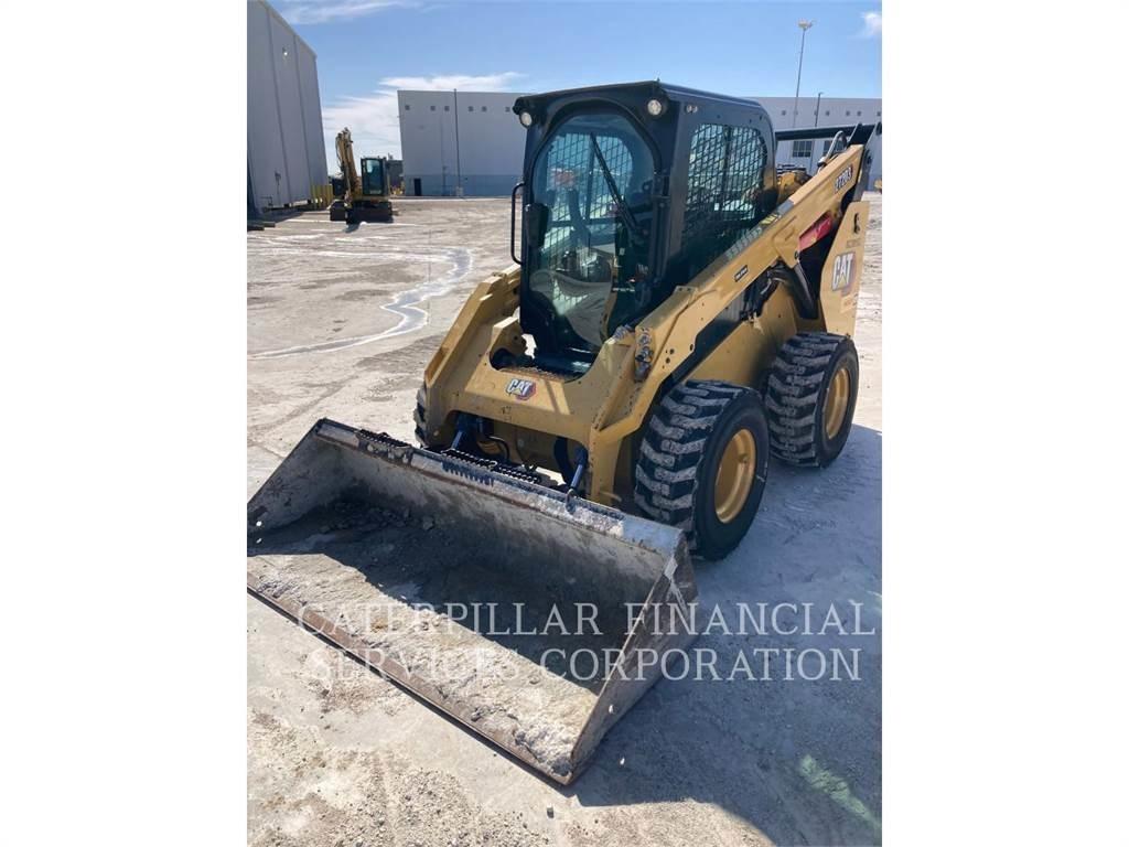 CAT 272D3 滑移装载机
