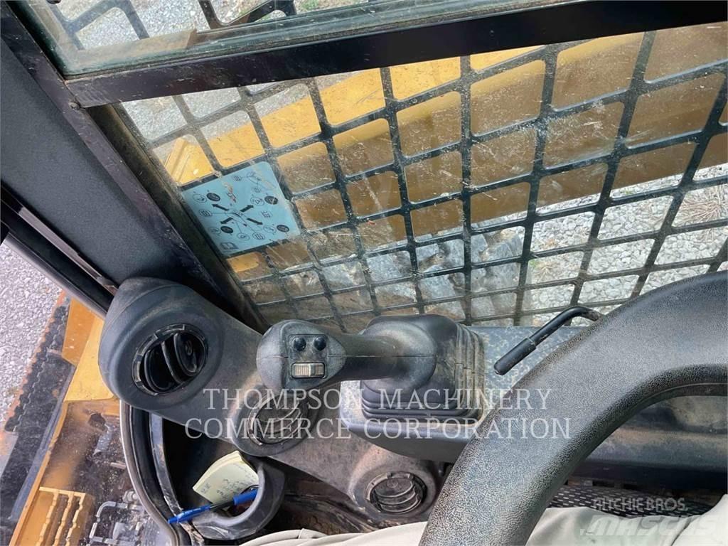 CAT 272D3 滑移装载机