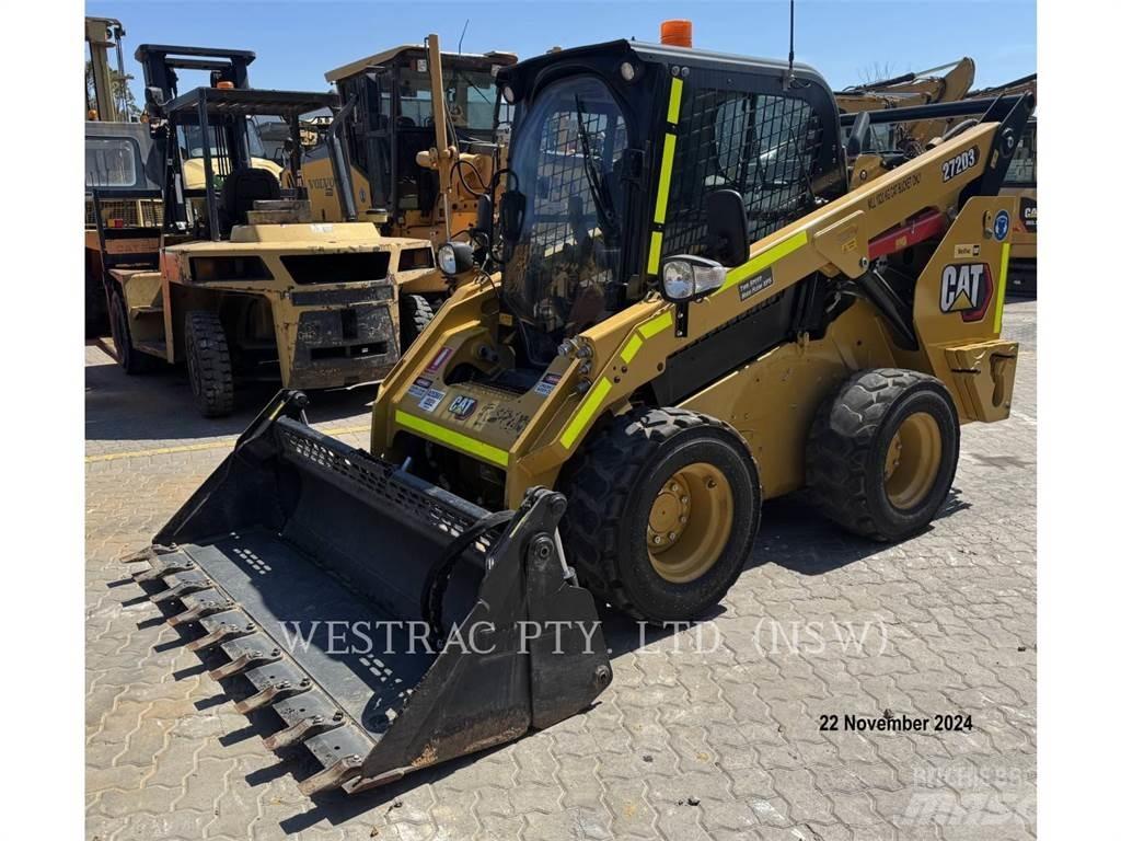 CAT 272D3 滑移装载机