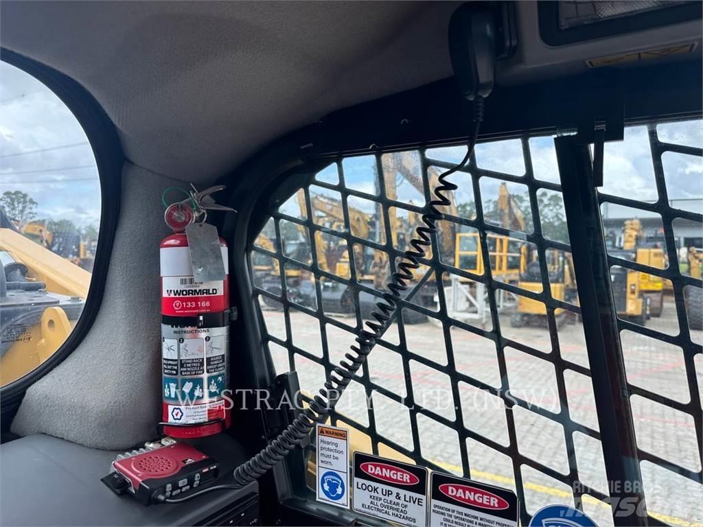 CAT 272D3 滑移装载机