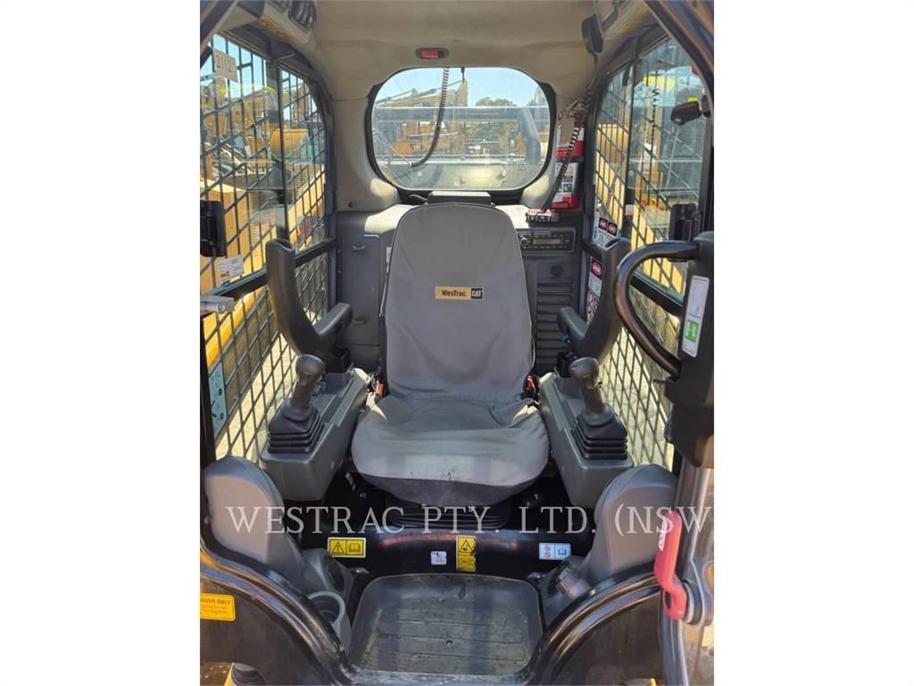 CAT 272D3 滑移装载机