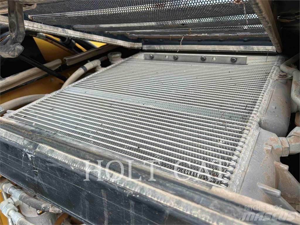 CAT 272D3 滑移装载机