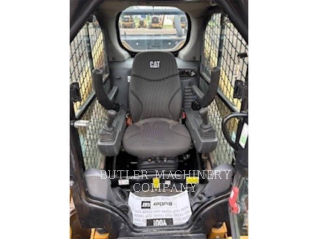 CAT 272D3 滑移装载机
