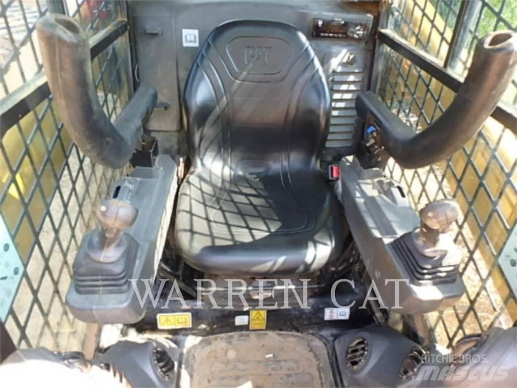 CAT 272D3 C3H1 滑移装载机