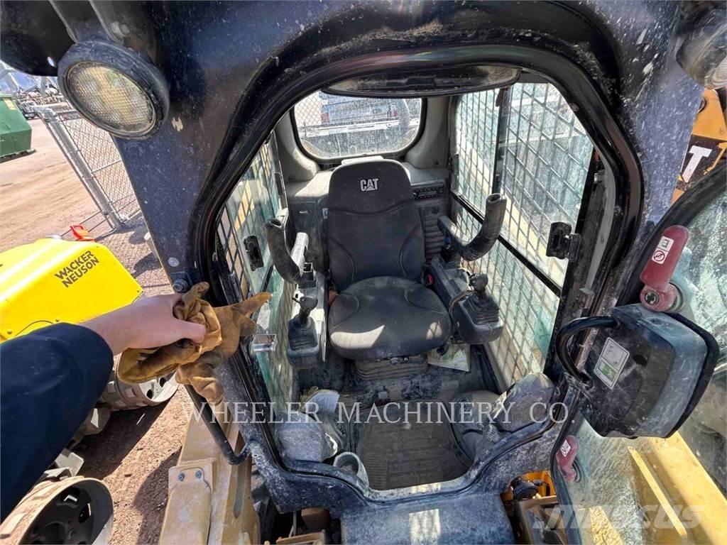 CAT 272D3 C3H2 滑移装载机