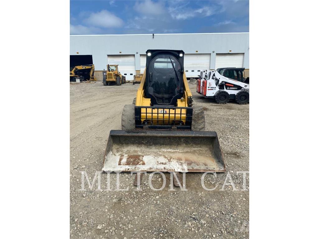 CAT 272D3XE 滑移装载机