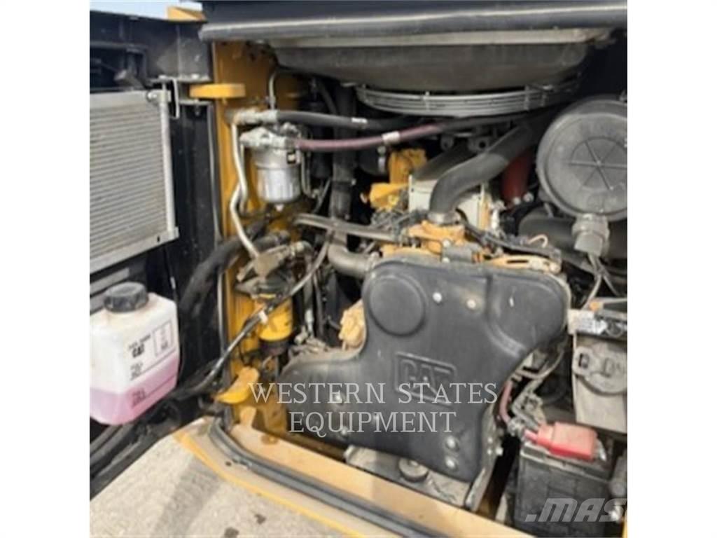 CAT 299D3 滑移装载机