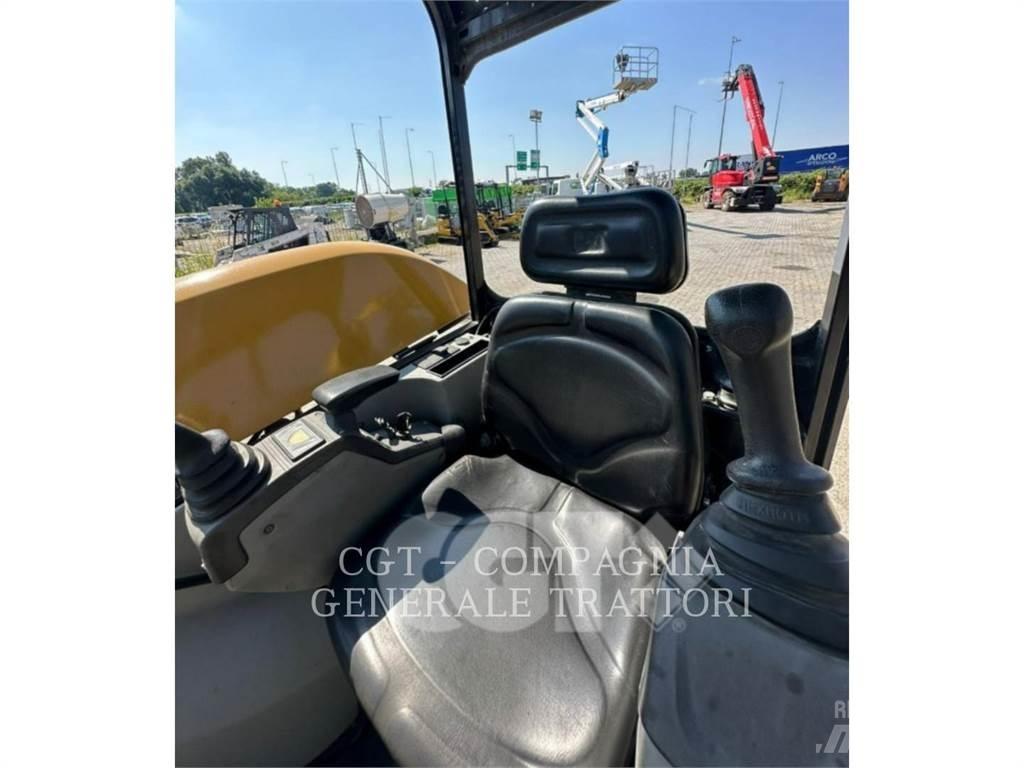 CAT 302.7DCR 履带挖掘机