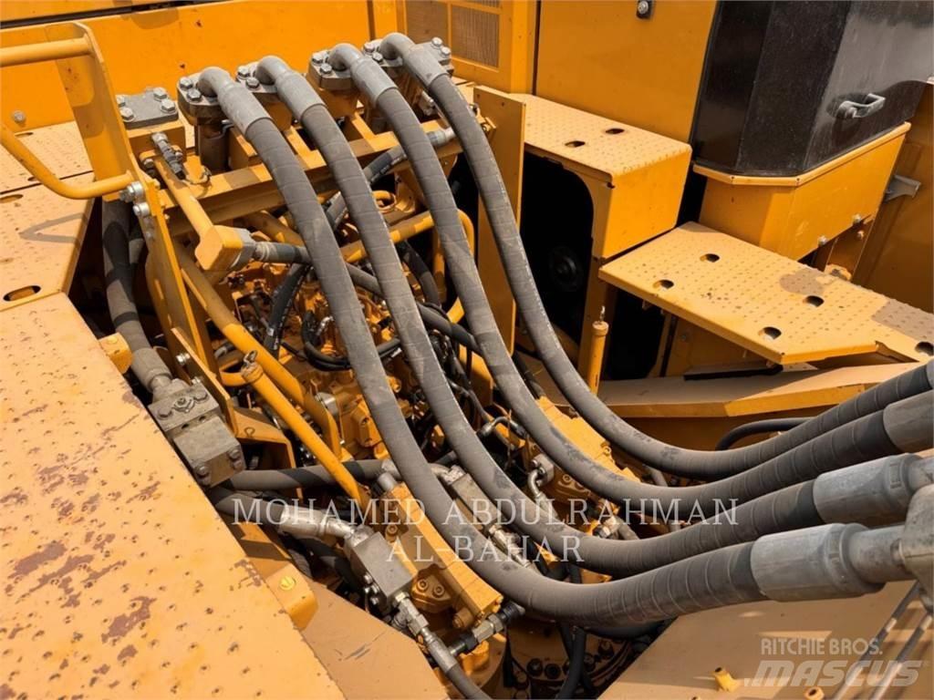 CAT 374 履带挖掘机