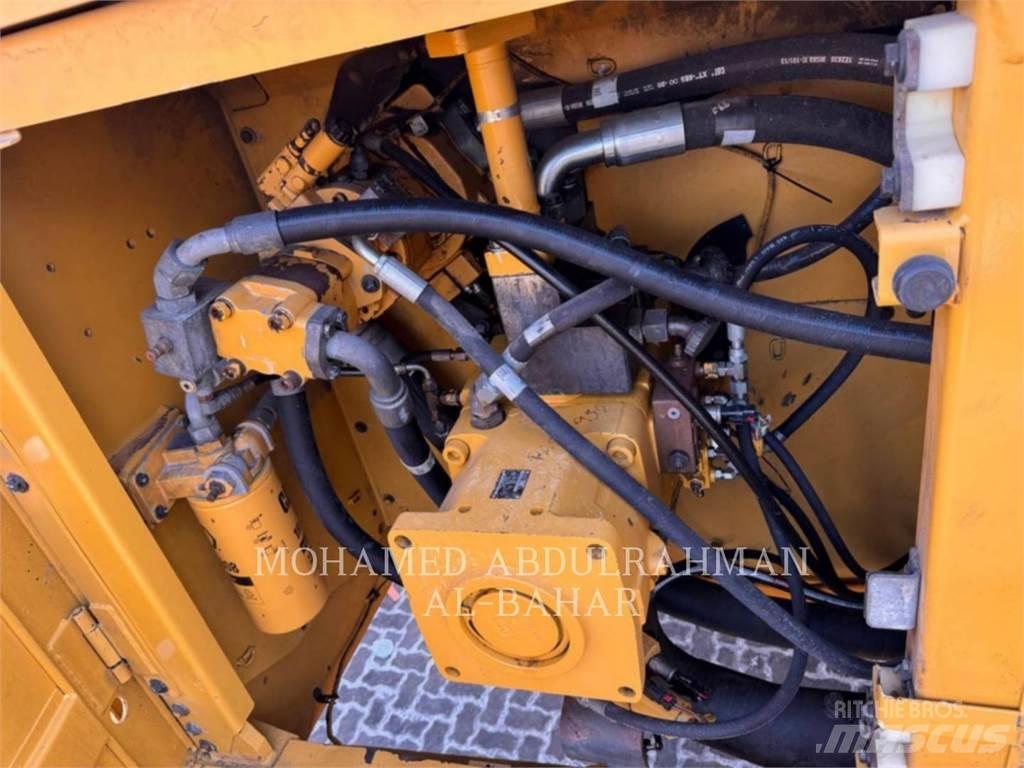 CAT 374D L 履带挖掘机