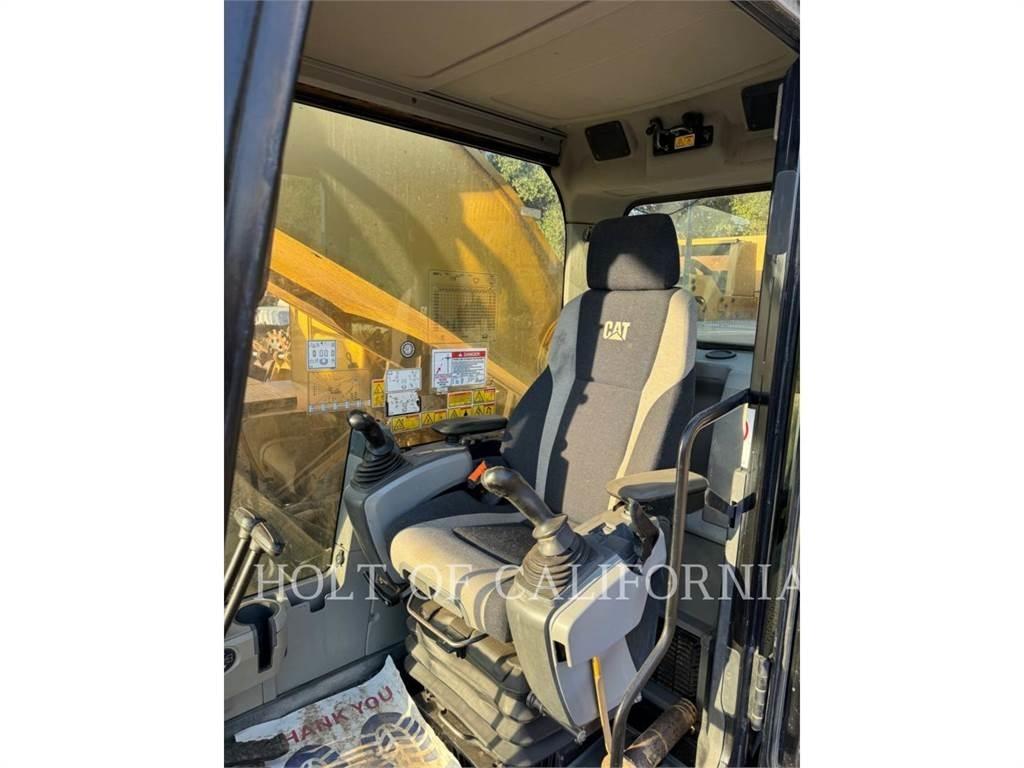 CAT 390FL 履带挖掘机