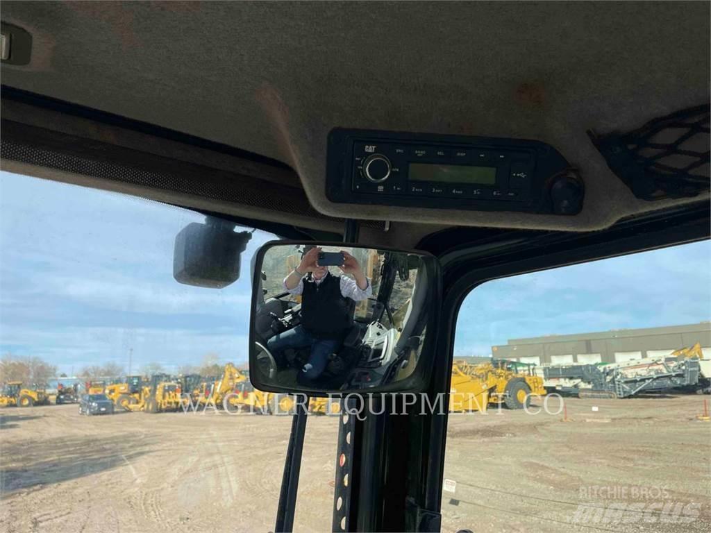 CAT 440 反铲装载机