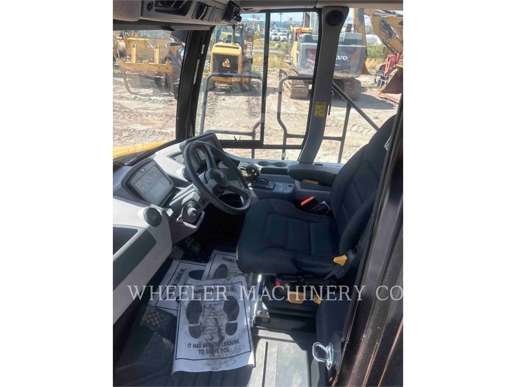 CAT 725 铰接式自卸车
