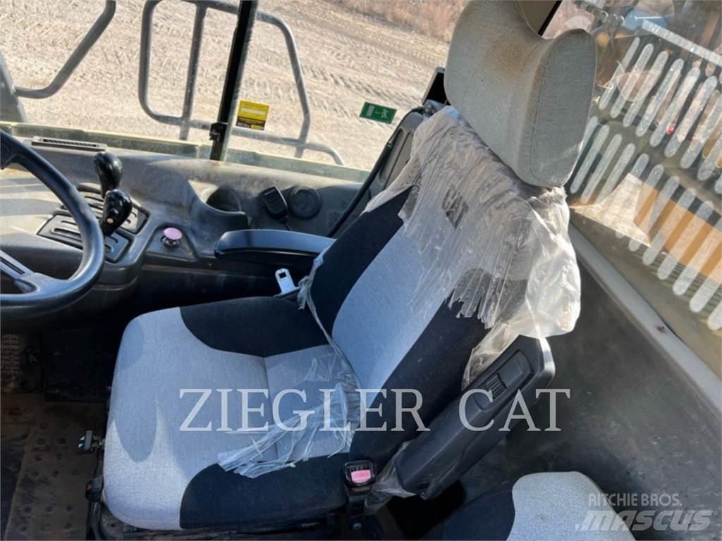 CAT 725 铰接式自卸车