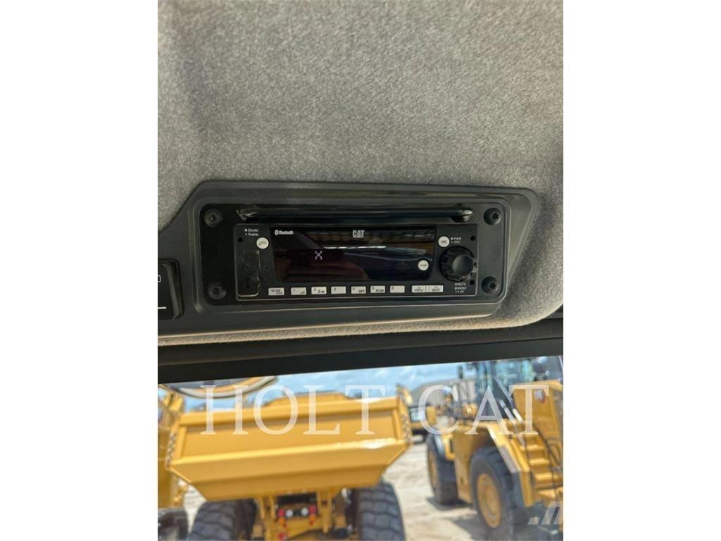 CAT 725 铰接式自卸车