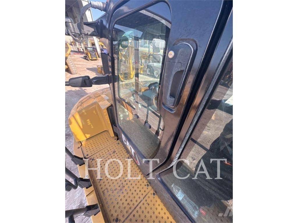 CAT 725 铰接式自卸车