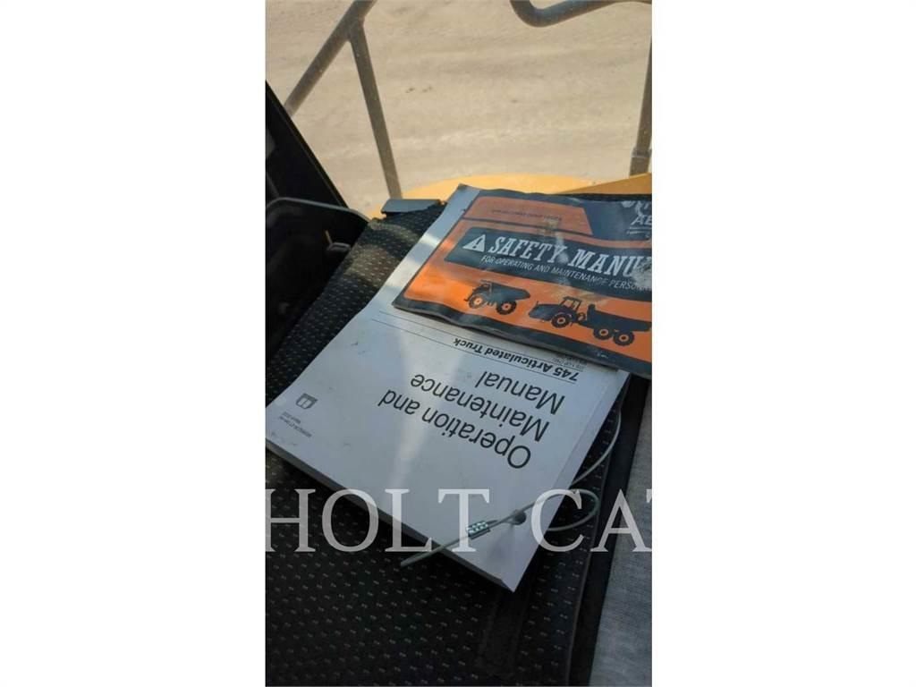 CAT 745 铰接式自卸车