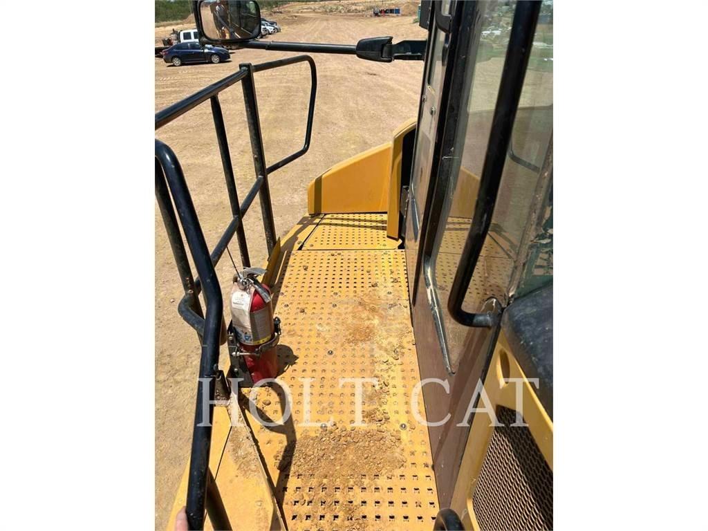 CAT 74504 铰接式自卸车