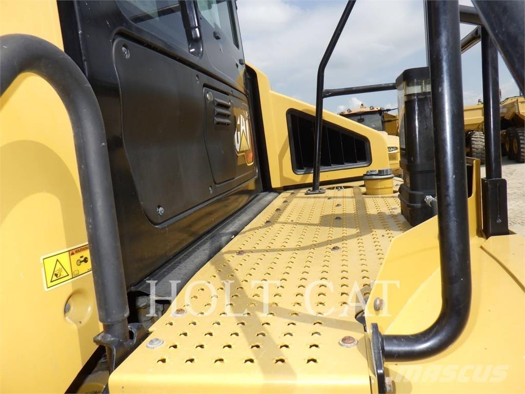 CAT 74504 铰接式自卸车