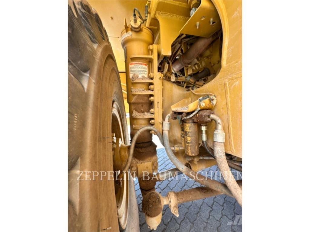 CAT 775E 铰接式自卸车