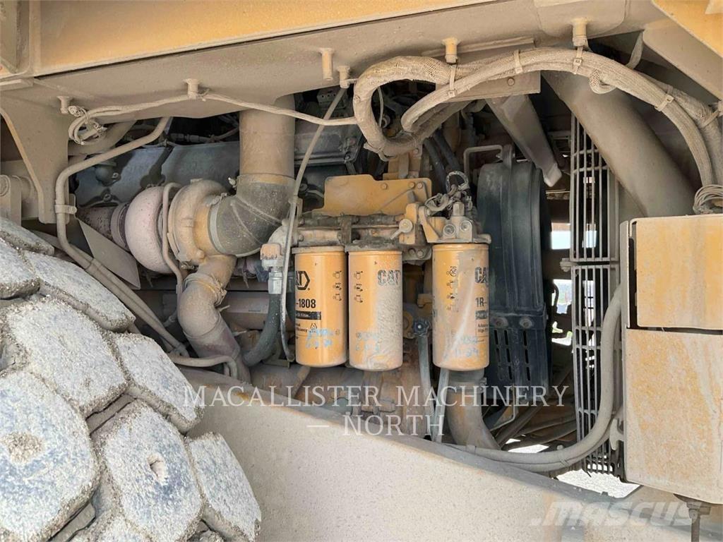 CAT 775F 铰接式自卸车