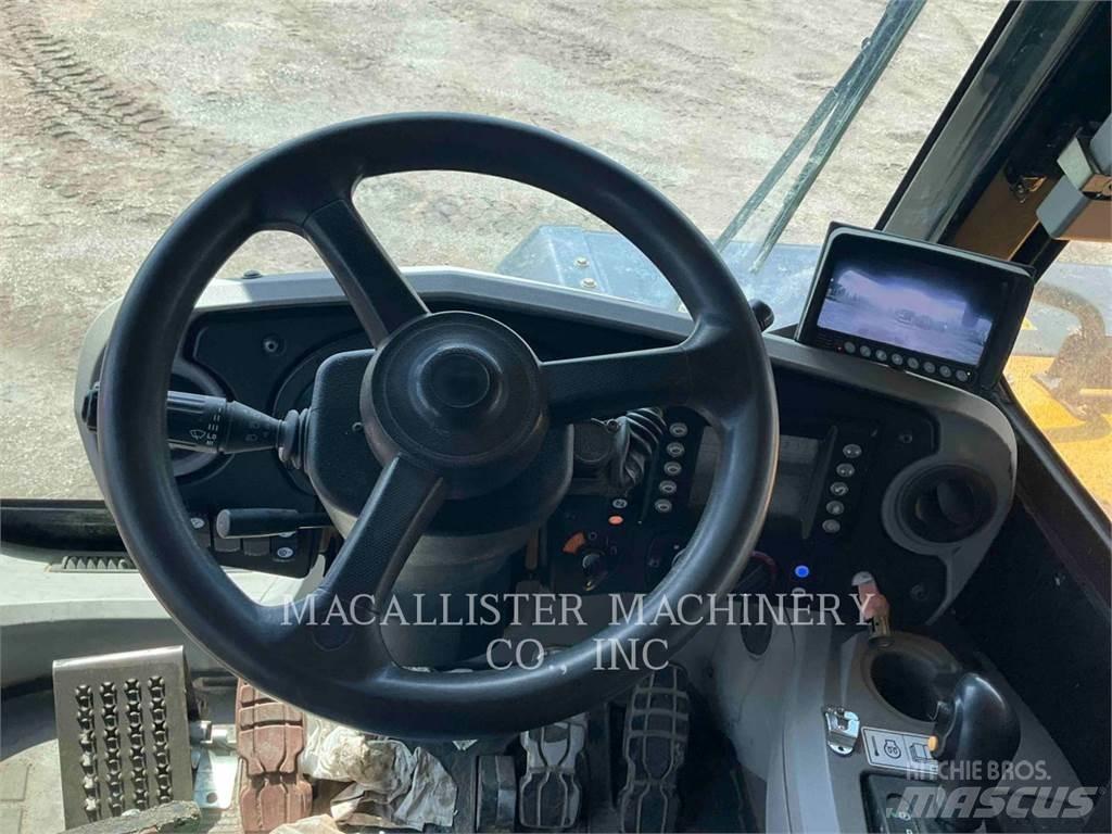 CAT 775G 铰接式自卸车