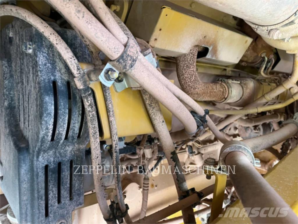 CAT 775G 铰接式自卸车