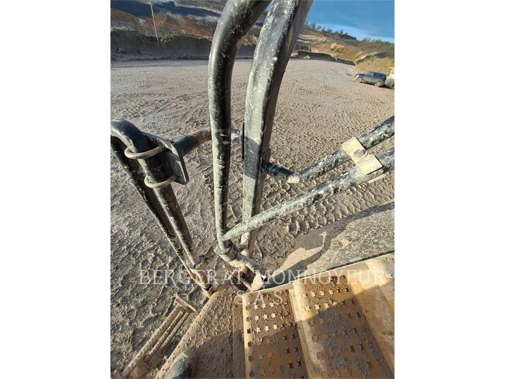 CAT 777G 铰接式自卸车