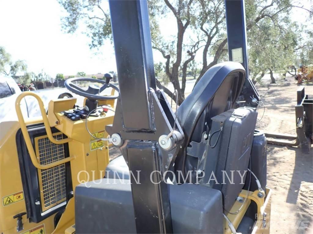 CAT CB1.7 双轮压路机