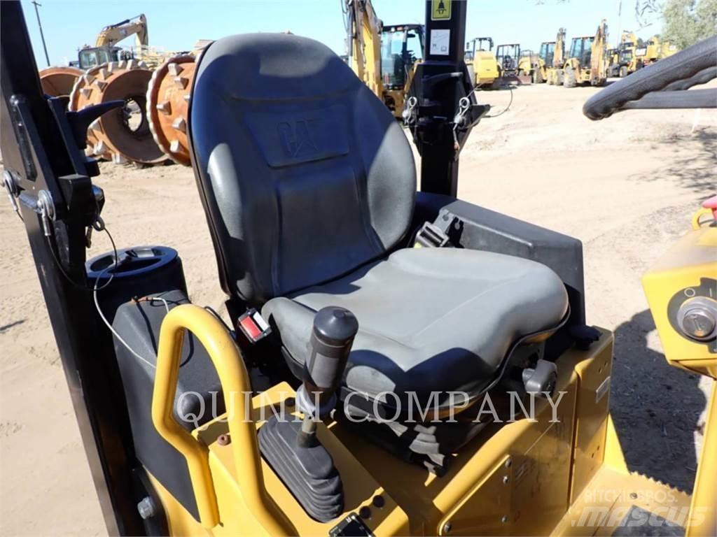 CAT CB1.7 双轮压路机