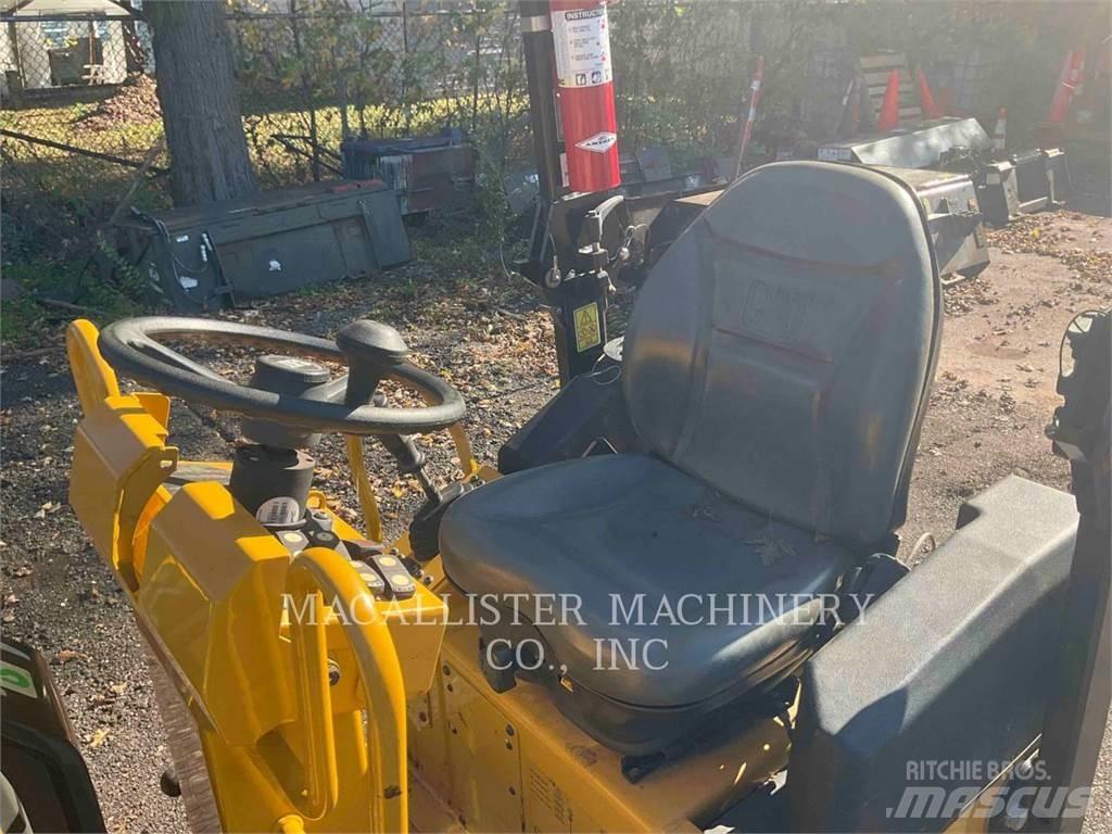 CAT CB1.8 双轮压路机