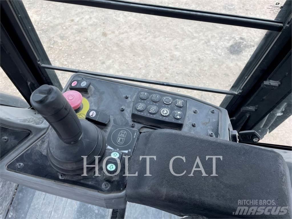 CAT CB10 双轮压路机