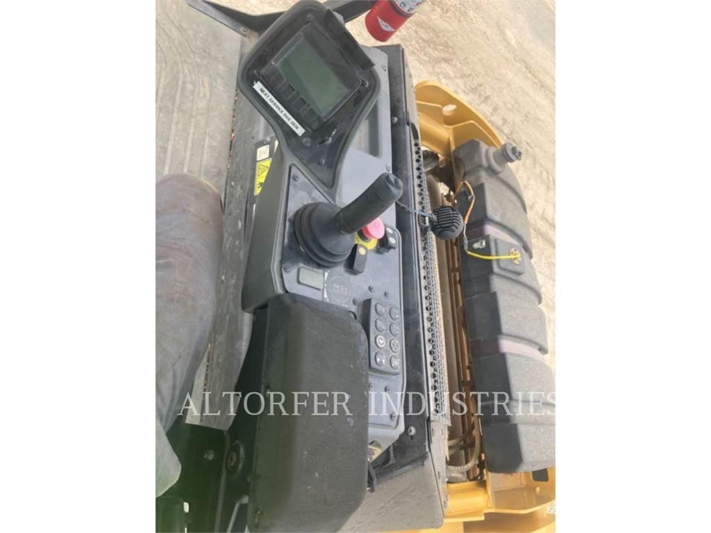CAT CB10 双轮压路机