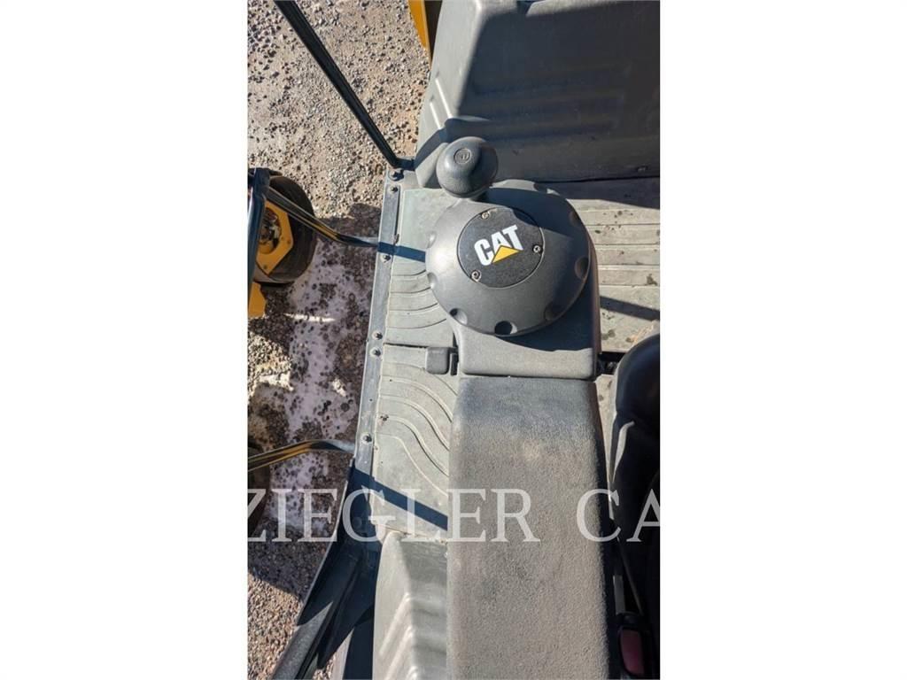 CAT CB10 土壤压实机