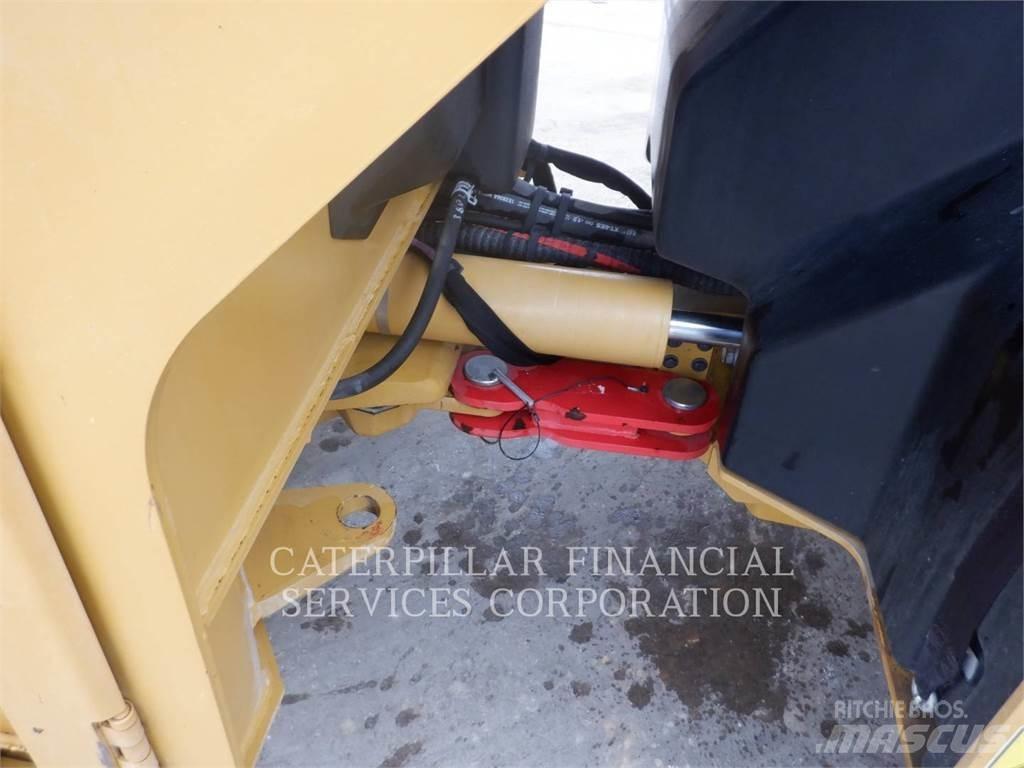 CAT CB10 双轮压路机