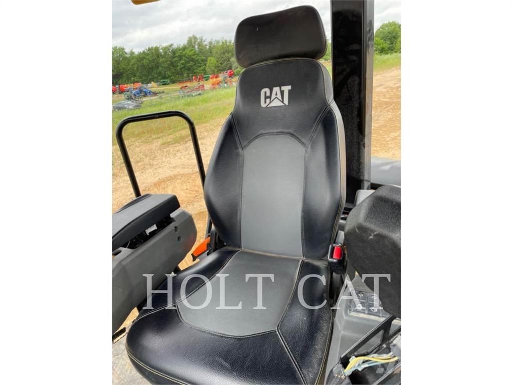 CAT CB10 单轮压路机