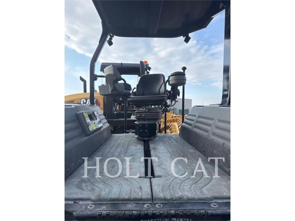 CAT CB10 单轮压路机