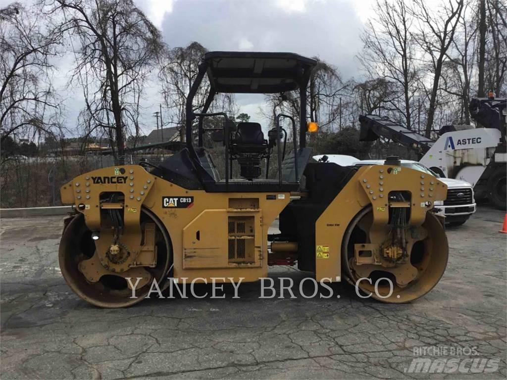 CAT CB13 土壤压实机
