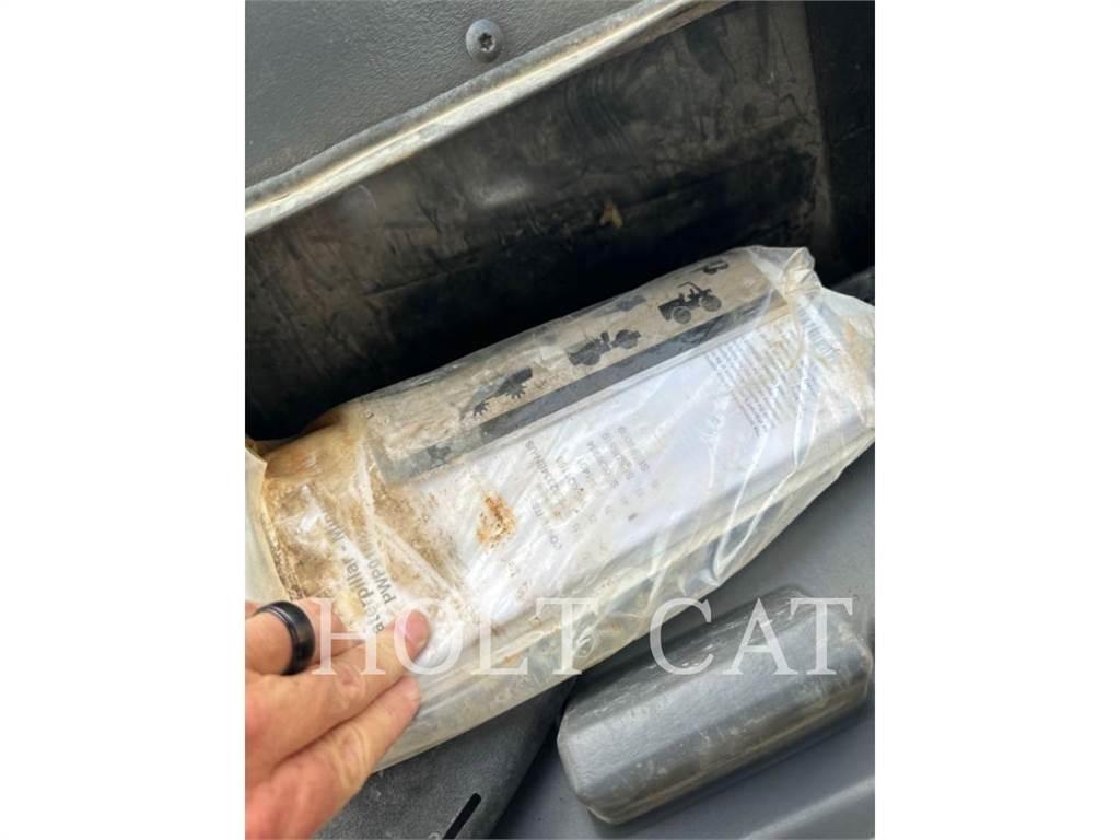 CAT CB13 单轮压路机