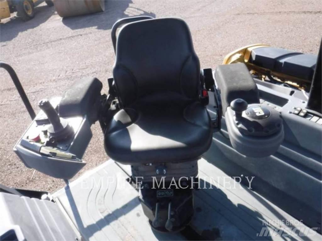 CAT CB13 双轮压路机
