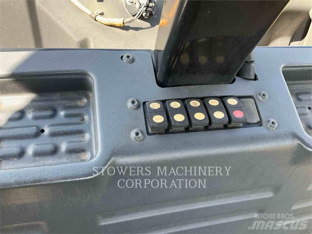 CAT CB13 双轮压路机