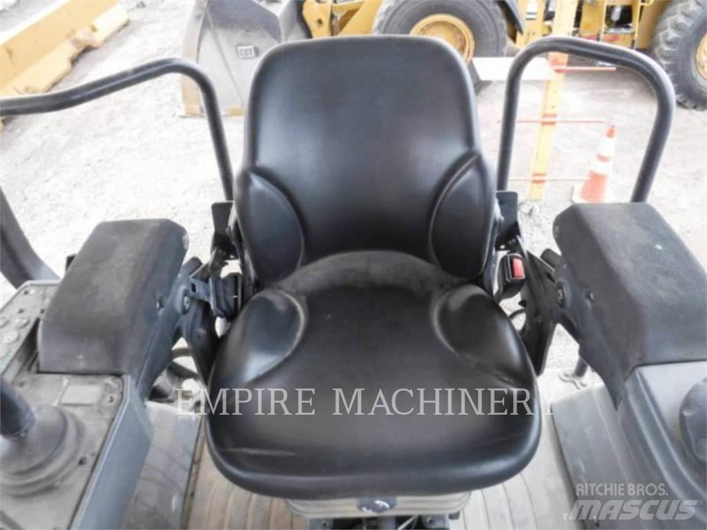 CAT CB13 双轮压路机