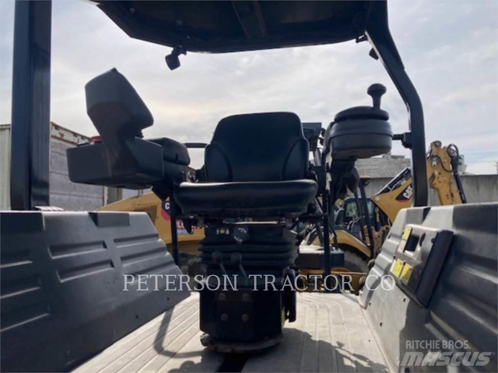 CAT CB13 双轮压路机
