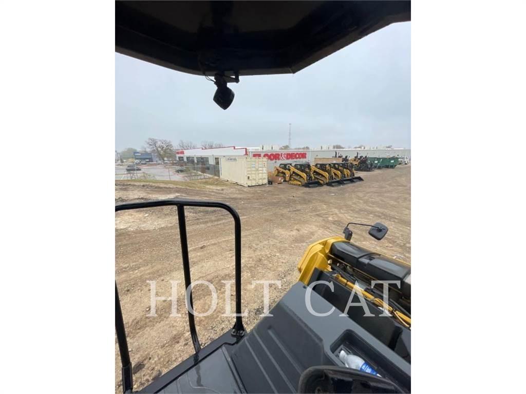 CAT CB13 单轮压路机