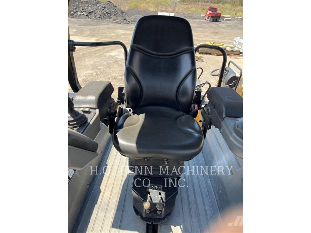 CAT CB13 双轮压路机